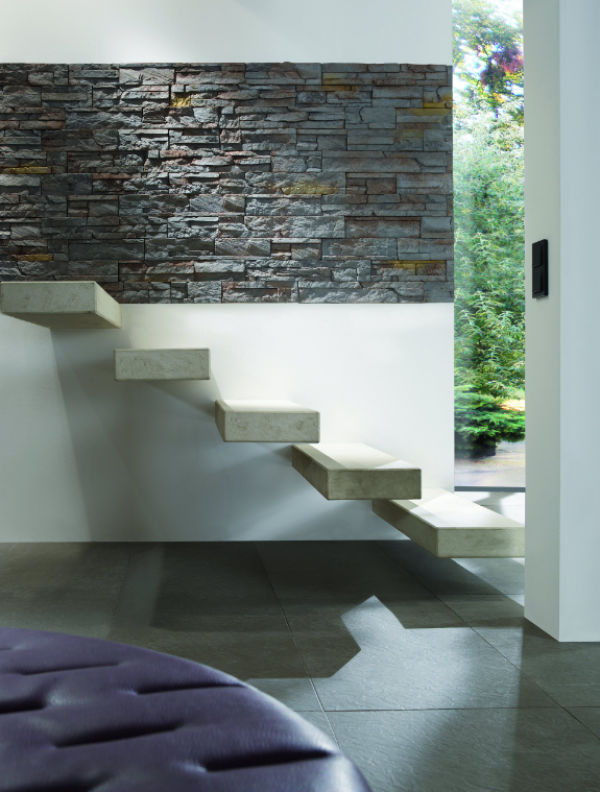 Tangga beton dengan dinding aksen batu alam